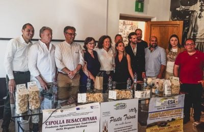 Da sinistra l’assessore Giordano, il presidente Vitrano, il sindaco Di Giorgio, Lucia Vintaloro e alcuni produttori