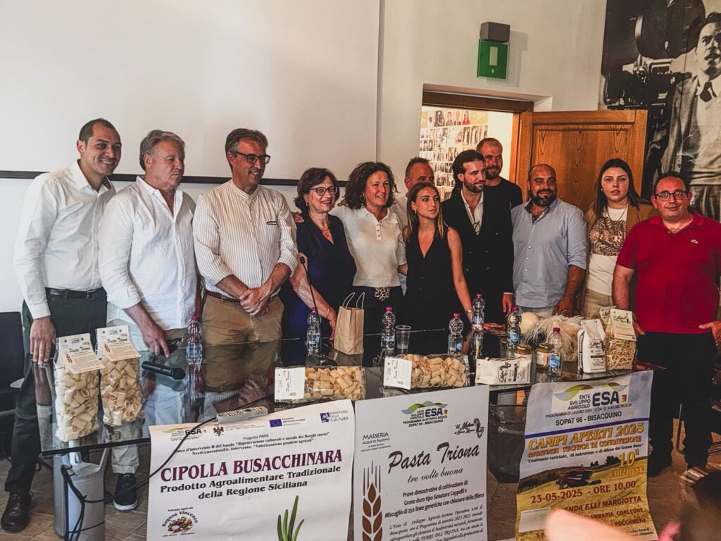 Da sinistra l’assessore Giordano, il presidente Vitrano, il sindaco Di Giorgio, Lucia Vintaloro e alcuni produttori