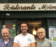 Al centro lo chef Sasà Giugliano: a destra il papà Michele e a sinistra lo zio Salvatore