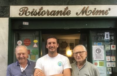 Al centro lo chef Sasà Giugliano: a destra il papà Michele e a sinistra lo zio Salvatore