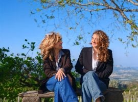 Manuela Seminara e la figlia gaia sulla panchina di Ballasanti
