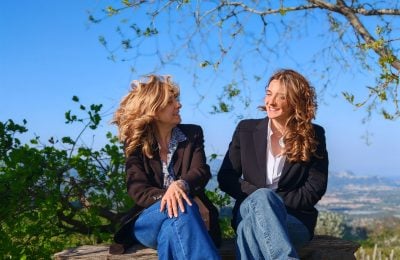 Manuela Seminara e la figlia gaia sulla panchina di Ballasanti