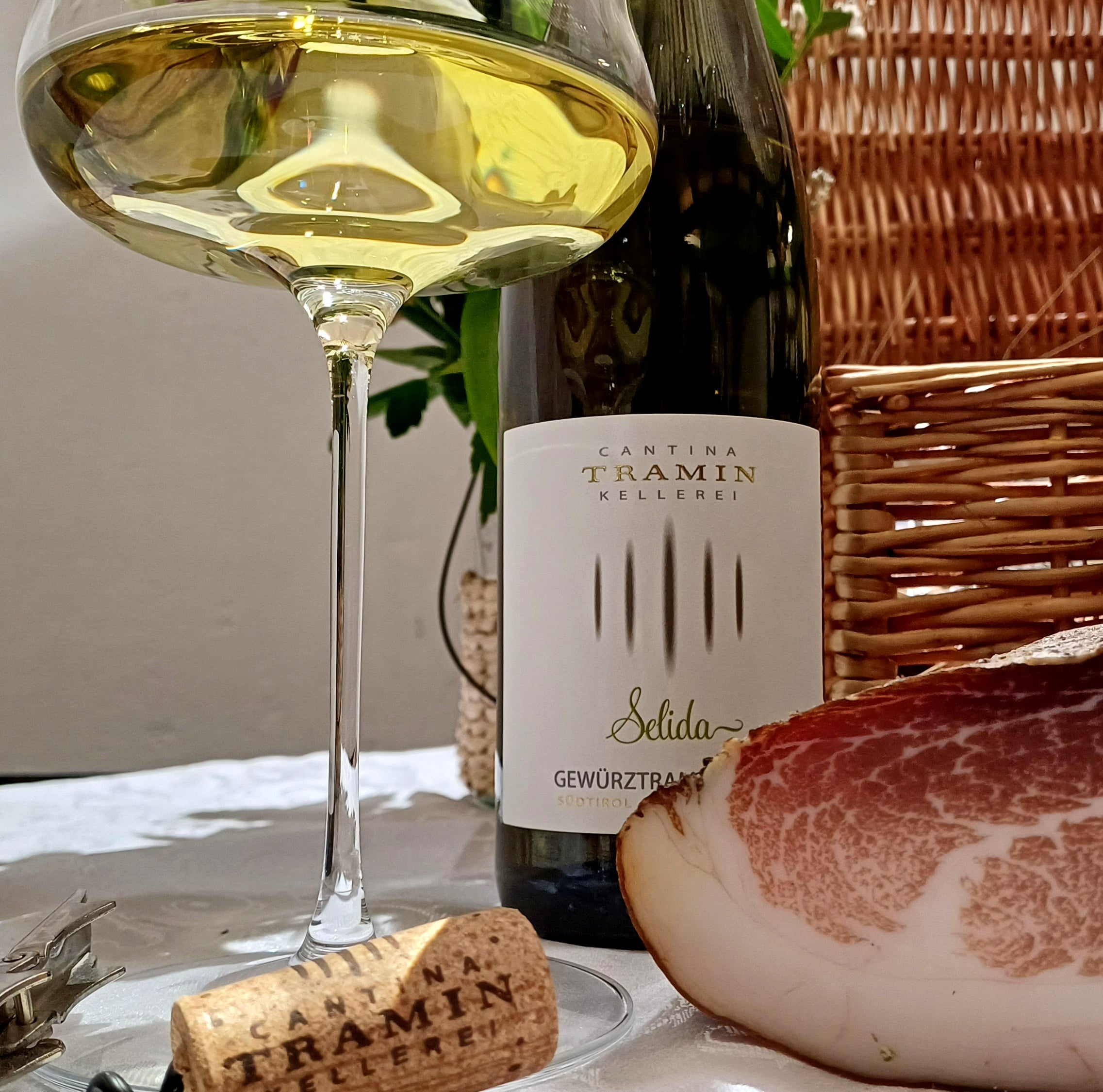 Selida Gewürztraminer Alto Adige Doc 2025 in abbinamento a Speck Alto Adige Igp – “Il saporito”