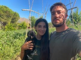 Clara e Giulio con Regina, la loro prima gallina che oggi ha 8 anni