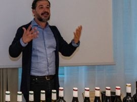 Giuseppe Carrus, uno dei curatori della Guida I Vini d’Italia che ha condotta la degustazione dei vini dell’Azienda vinicola Cherchi