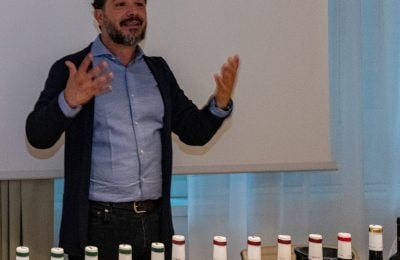 Giuseppe Carrus, uno dei curatori della Guida I Vini d’Italia che ha condotta la degustazione dei vini dell’Azienda vinicola Cherchi