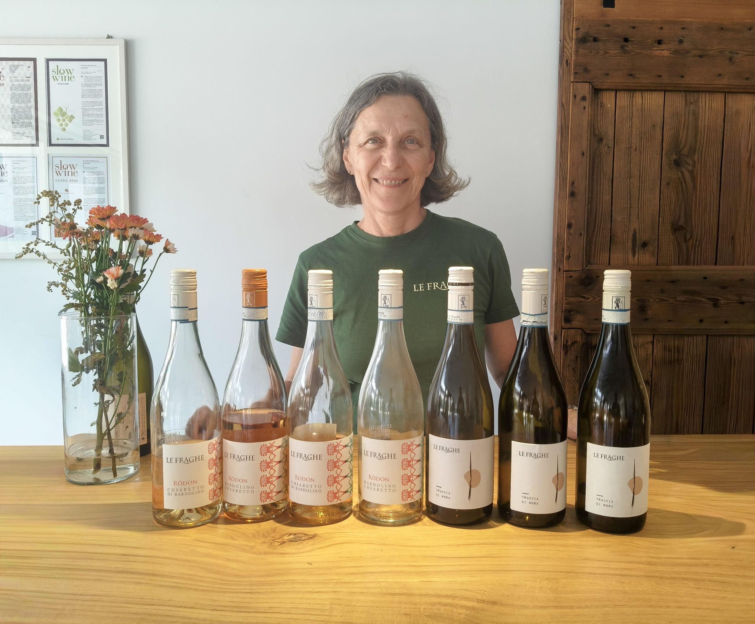 Matilde Poggi con i vini in degustazione