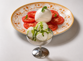 Nella foto la caprese e il gelato fiordilatte