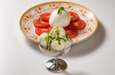 Nella foto la caprese e il gelato fiordilatte