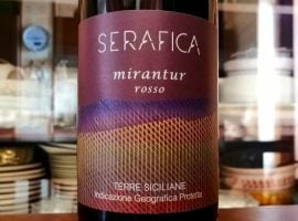 Serafica Mirantur Rosso – etichetta