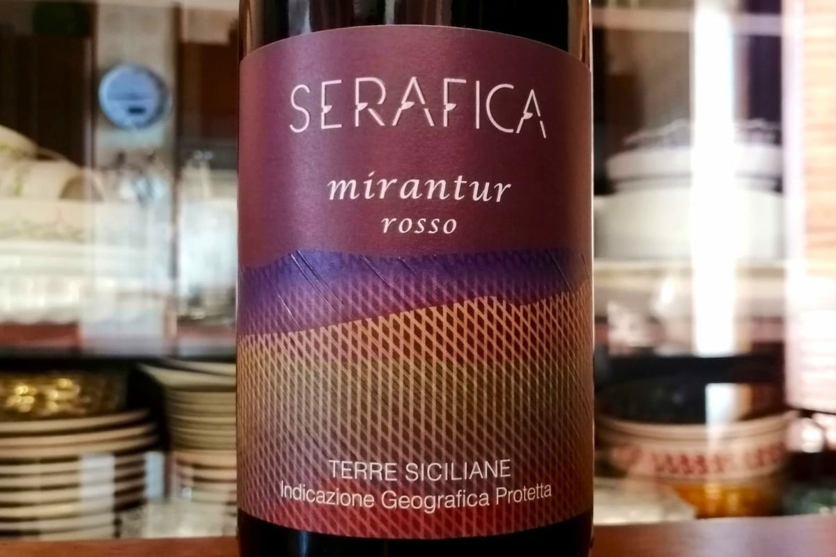 Serafica Mirantur Rosso – etichetta