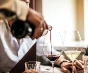 Un cameriere serve vino al ristorante