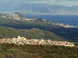Veduta panoramica di Piedimonte Etneo vista dalla zona dell’Etna con vista mare, Taormina e sullo sfondo la Calabria