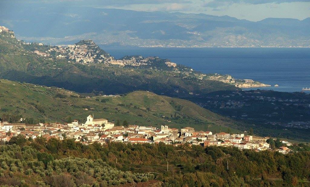 Veduta panoramica di Piedimonte Etneo vista dalla zona dell’Etna con vista mare, Taormina e sullo sfondo la Calabria