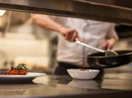 Uno chef in cucina