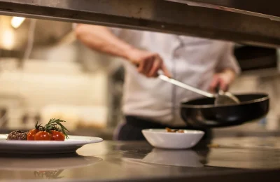 Uno chef in cucina