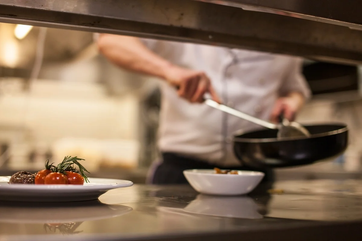 Uno chef in cucina