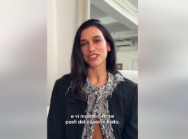 Dua Lipa in un frame del video