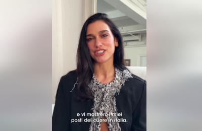 Dua Lipa in un frame del video