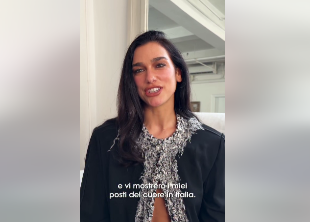 Dua Lipa in un frame del video