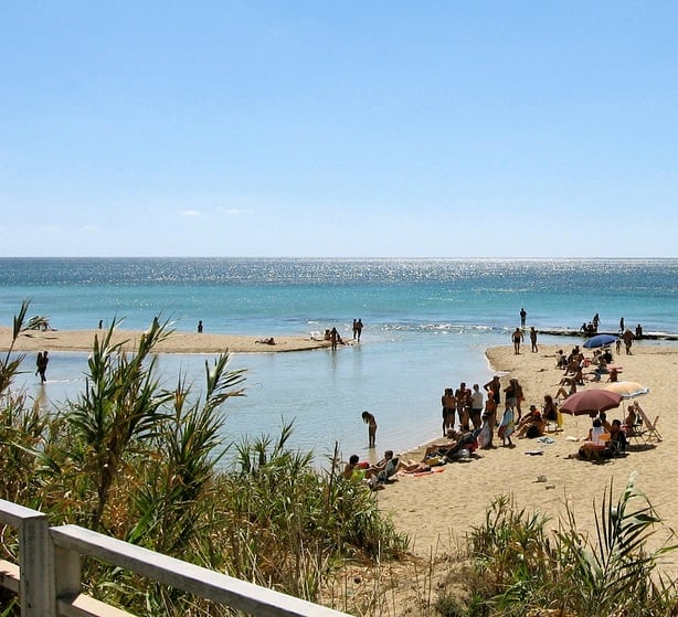Uno scorcio di Manduria, il fiume Chidro. La foce coi bagnanti