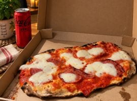 La pizza al centro della vicenda, arrivata fredda con grave ritardo