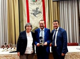 La cerimonia di consegna del premio: Andrea Rossi riceve il riconoscimento – ufficio stampa Consorzio del Vino Nobile di Montepulciano
