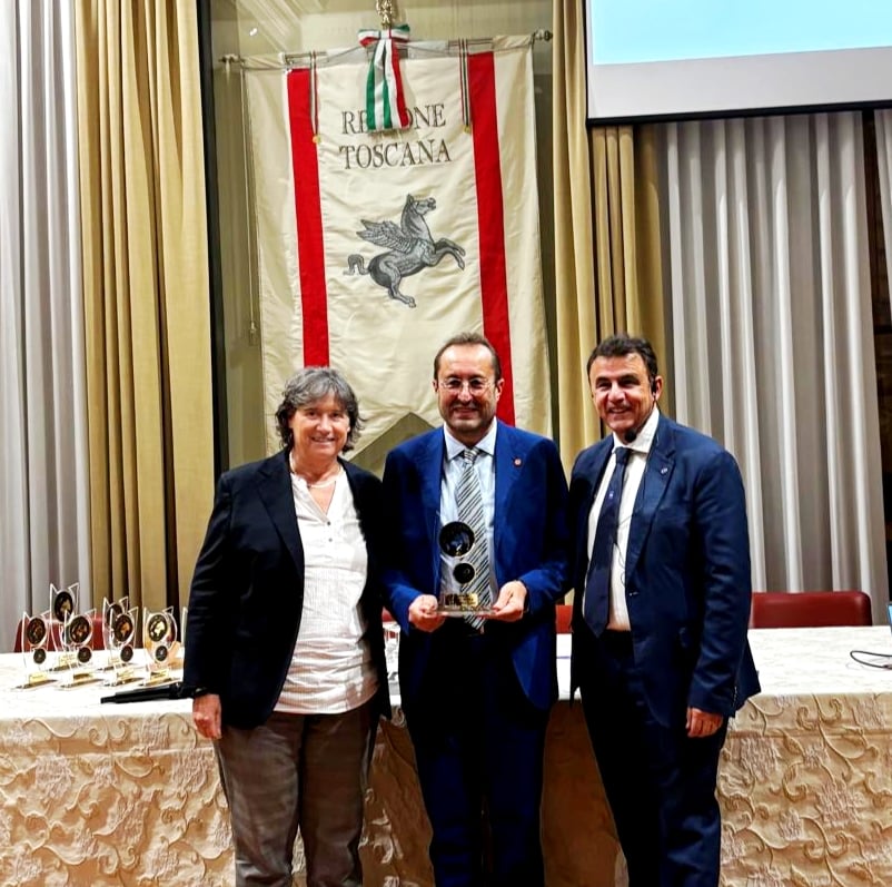 La cerimonia di consegna del premio: Andrea Rossi riceve il riconoscimento – ufficio stampa Consorzio del Vino Nobile di Montepulciano