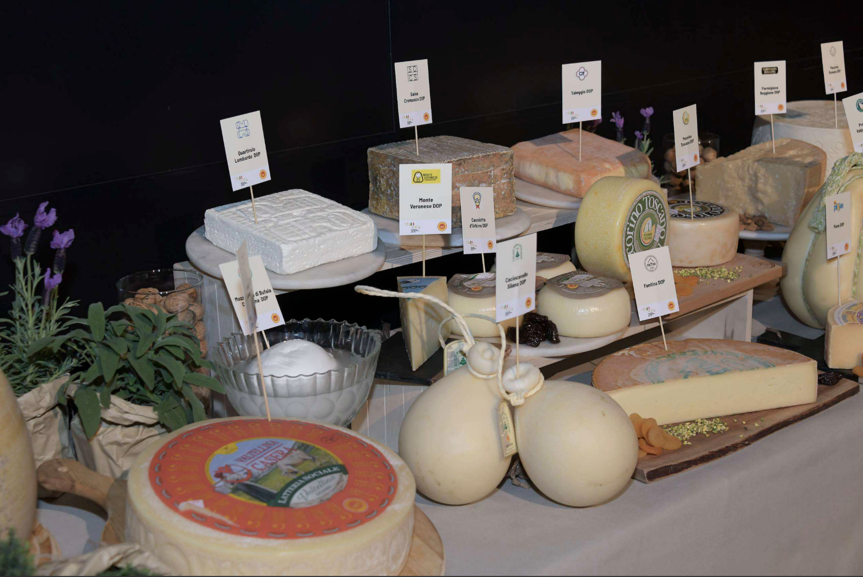 I formaggi italiani alla conquista di Parigi: degustazioni e show cooking al Sial in programma nella capitale francese