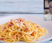 Un piatto di pasta alla carbonata e il professor Calabrese nel riquadro