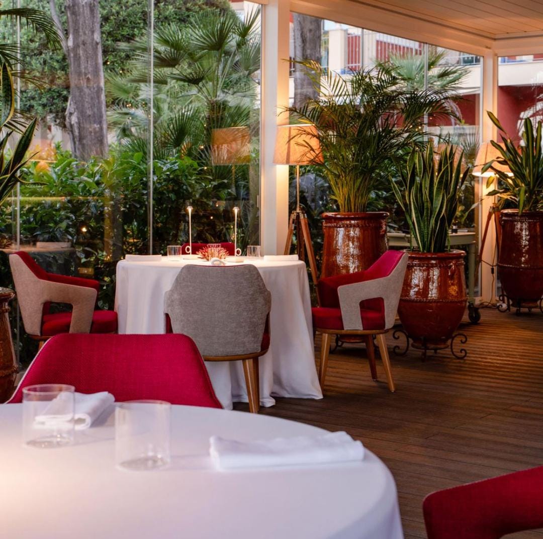 Un’immagine del ristorante Bàtu del Grand Hotel San Pietro di Taormina, uno dei 25 nuovi ingressi in Guida