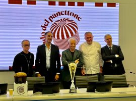 Foto di gruppo con la coppa