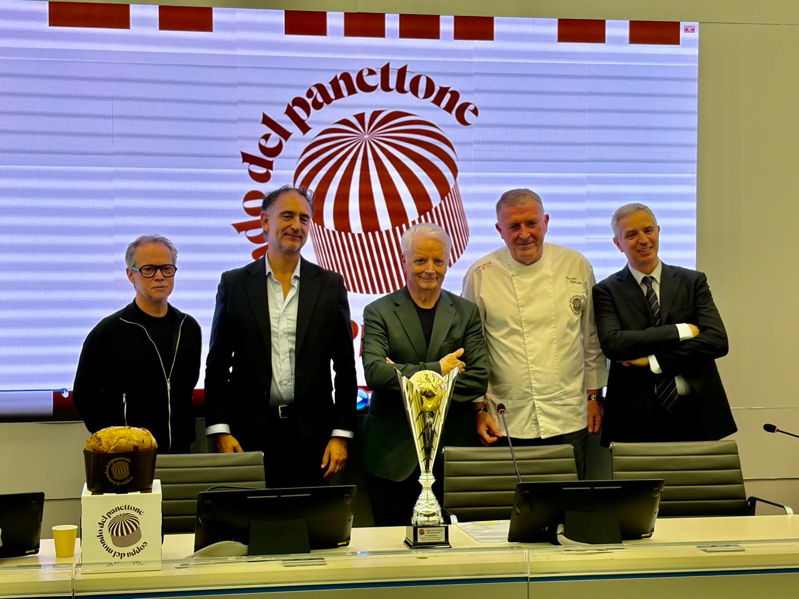 Foto di gruppo con la coppa